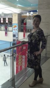 短发舅妈爱穿短裙拍照