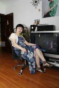 短发舅妈爱穿短裙拍照