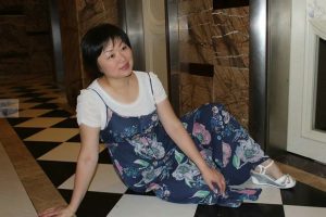 短发舅妈爱穿短裙拍照