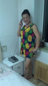 短发舅妈爱穿短裙拍照