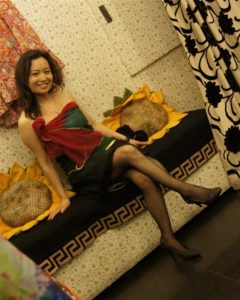 开服装店的熟女大姐,喜欢穿丝袜用相机记录幸福生活