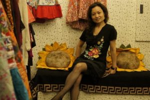 开服装店的熟女大姐,喜欢穿丝袜用相机记录幸福生活