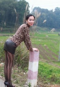 在野外拍摄美腿嫂子