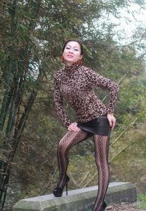 在野外拍摄美腿嫂子