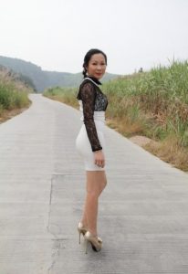 在野外拍摄美腿嫂子