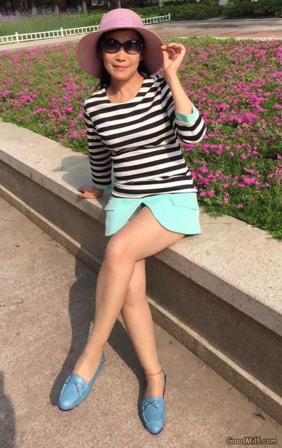 有一双长腿墨镜大姐,还是很喜欢穿丝袜的[第2张/共3张]