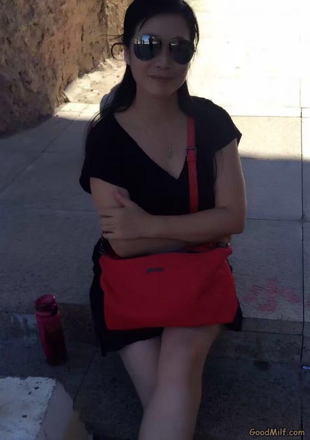 有一双长腿墨镜大姐,还是很喜欢穿丝袜的[第3张/共3张]