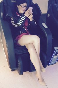 戴眼镜的气质人妻按摩椅里翘大白腿