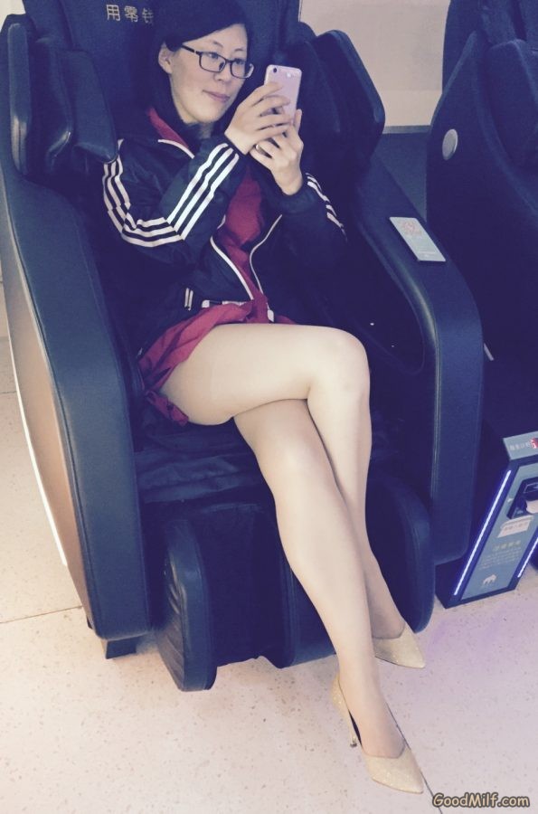 戴眼镜的气质人妻按摩椅里翘大白腿[第1张/共3张]