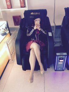 戴眼镜的气质人妻按摩椅里翘大白腿