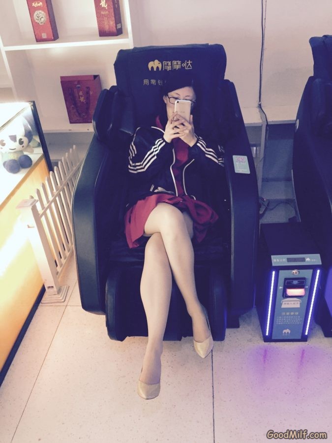 戴眼镜的气质人妻按摩椅里翘大白腿[第2张/共3张]