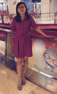 戴眼镜的气质人妻按摩椅里翘大白腿