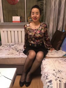 成熟的大姐每次都让我到她家先穿丝袜拍照2