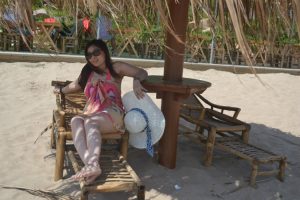 一个有光滑大白腿的熟妇在海岛快乐游玩