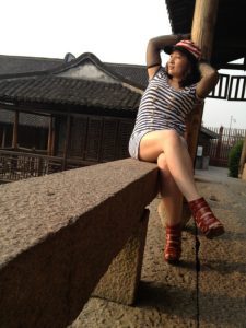 熟女张兰月旅游中的大白腿