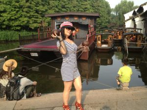 熟女张兰月旅游中的大白腿