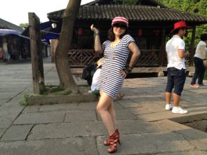 熟女张兰月旅游中的大白腿