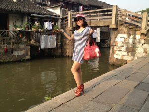 熟女张兰月旅游中的大白腿