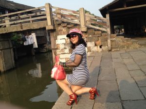 熟女张兰月旅游中的大白腿