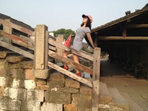 熟女张兰月旅游中的大白腿