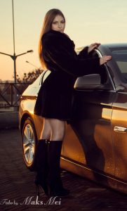 乌克兰媳妇宝马车里质感灰色丝袜