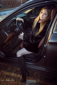 乌克兰媳妇宝马车里质感灰色丝袜