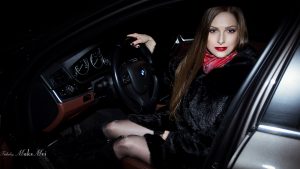 乌克兰媳妇宝马车里质感灰色丝袜