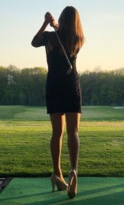 傍晚夕阳下乌克兰翘臀媳妇穿高跟打高尔夫