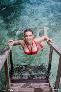 金发美女媳妇泳装性感身材福利