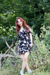 这位文艺女中年这次没穿丝袜很少见