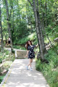 这位文艺女中年这次没穿丝袜很少见