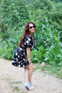 这位文艺女中年这次没穿丝袜很少见