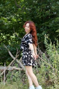 这位文艺女中年这次没穿丝袜很少见