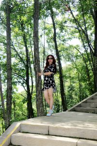 这位文艺女中年这次没穿丝袜很少见