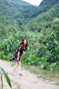 这位文艺女中年这次没穿丝袜很少见