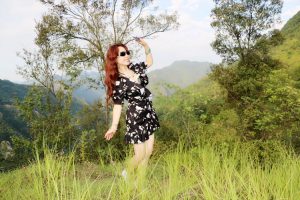 这位文艺女中年这次没穿丝袜很少见