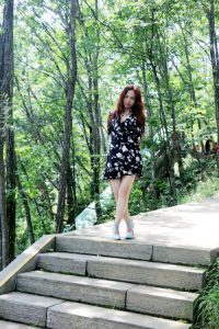 这位文艺女中年这次没穿丝袜很少见