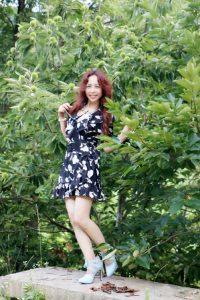 这位文艺女中年这次没穿丝袜很少见