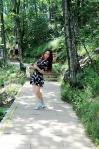 这位文艺女中年这次没穿丝袜很少见