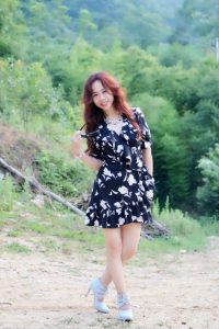 这位文艺女中年这次没穿丝袜很少见