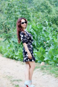 这位文艺女中年这次没穿丝袜很少见