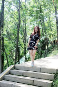 这位文艺女中年这次没穿丝袜很少见