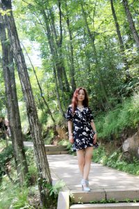 这位文艺女中年这次没穿丝袜很少见