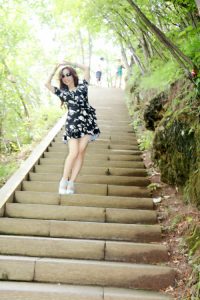 这位文艺女中年这次没穿丝袜很少见