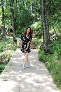 这位文艺女中年这次没穿丝袜很少见