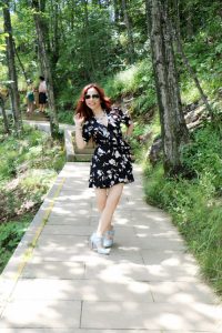 这位文艺女中年这次没穿丝袜很少见