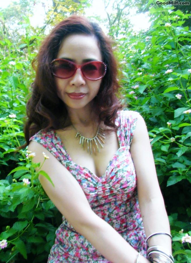 好看的熟女大姐穿低胸裙秀腿[第1张/共6张]