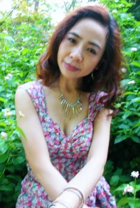 好看的熟女大姐穿低胸裙秀腿