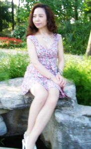 好看的熟女大姐穿低胸裙秀腿