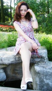 好看的熟女大姐穿低胸裙秀腿